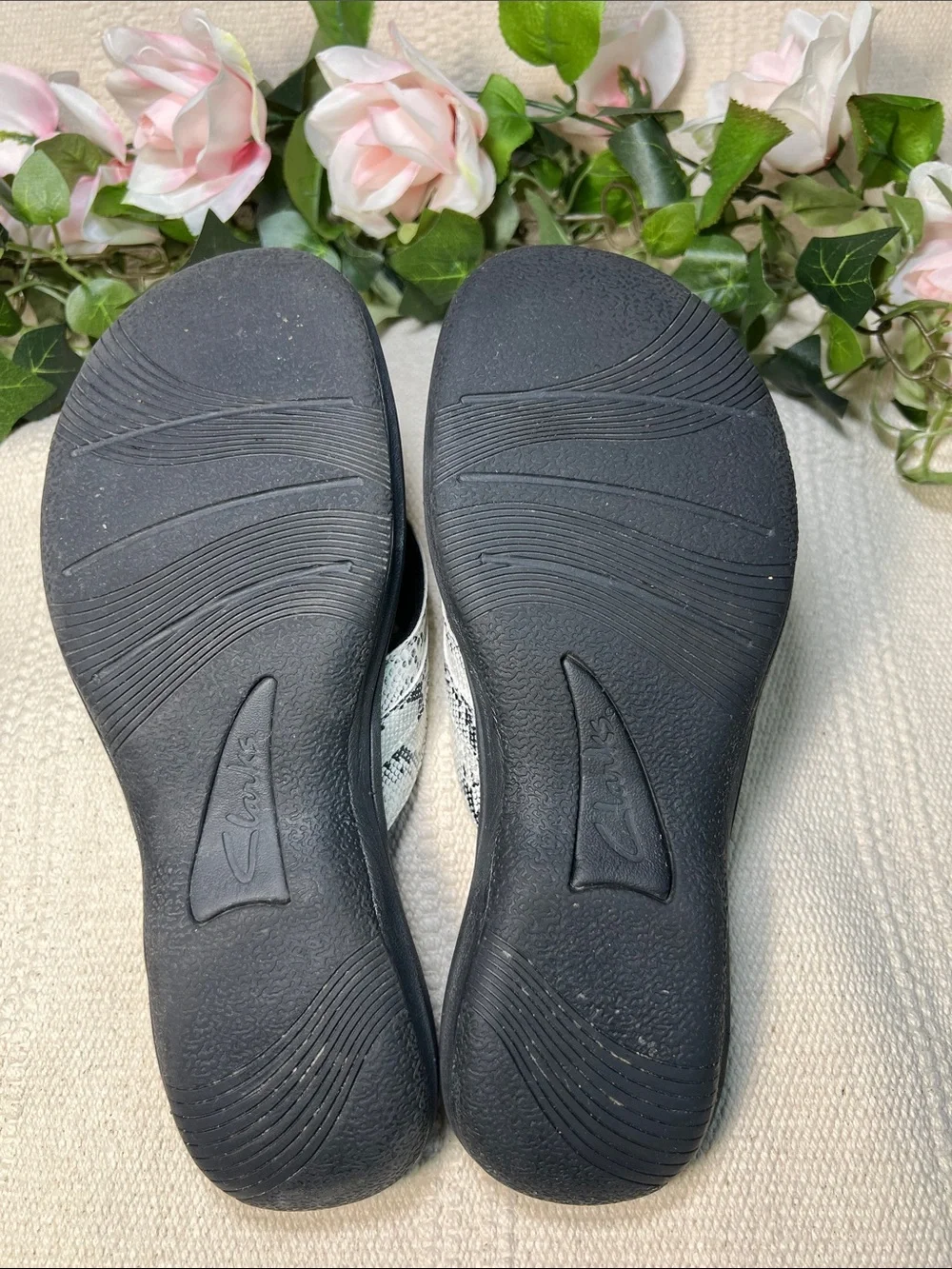 🩴Clarks Cloudsteppers Women's Black & White Snake-Print Slide Sandals